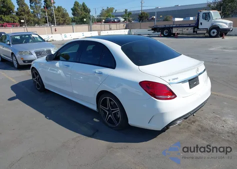 2018 Mercedes-Benz C 300 из США, поврежденный, VIN 55SWF4JBXJU276770